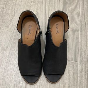 Women’s shoes size 8